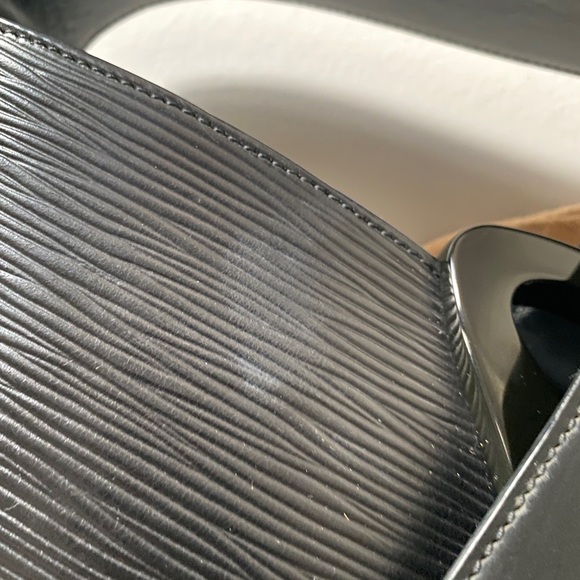 Louis Vuitton Reverie Epi Black Leather - Picture 10 of 14